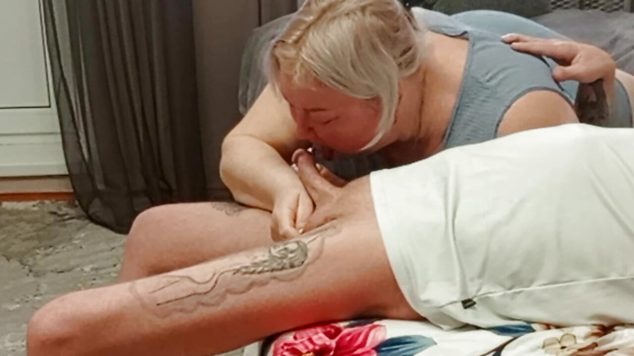 핫한 정액을 즐기기 위해 펠라하는 새엄마