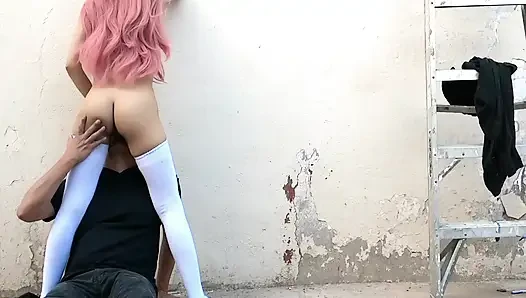 Squirting auf das gesicht meines freundes in einer öffentlichen Gasse