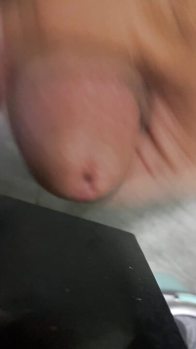 In the bathroom, there was a cock that was getting an erection, only knowing how to endure it, not having to do it