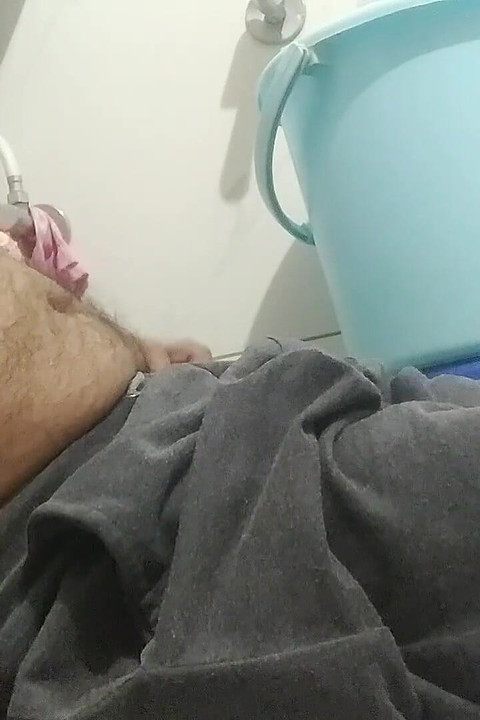 Zabavljao sam se s kurcem i guzicom u kupaonici