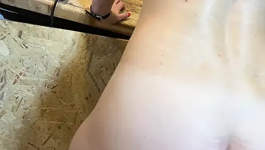 Garajda kıllı amcıklı kızıl saçlı işçi kızla sikişiyor