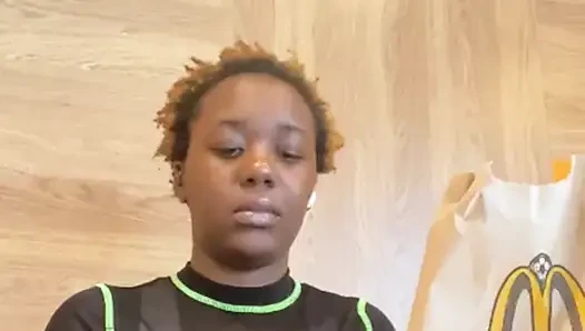 Öffentlicher McDonalds Mukbang