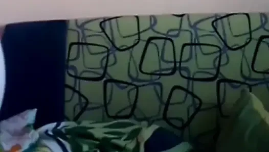 Seks di rumah sampai orgasme nikmat selama penetrasi dalam posisi misionaris.