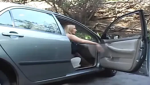 Blondes schätzchen weit gedehnt in schlampiger hämmersession