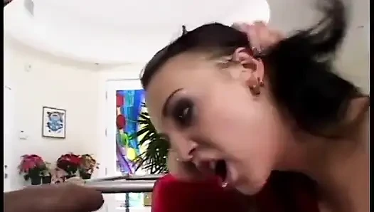 İki adam seksi esmer sürtüğün kanepedeki deliklerini sikiyor