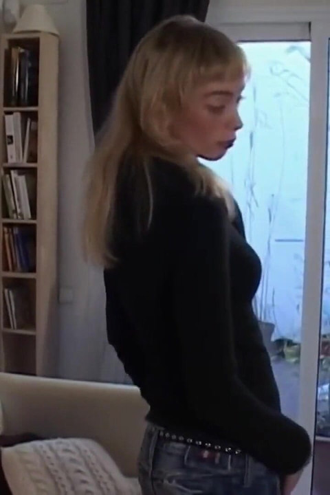 Aude: гарна блондинка Aude знімає одяг на дивані