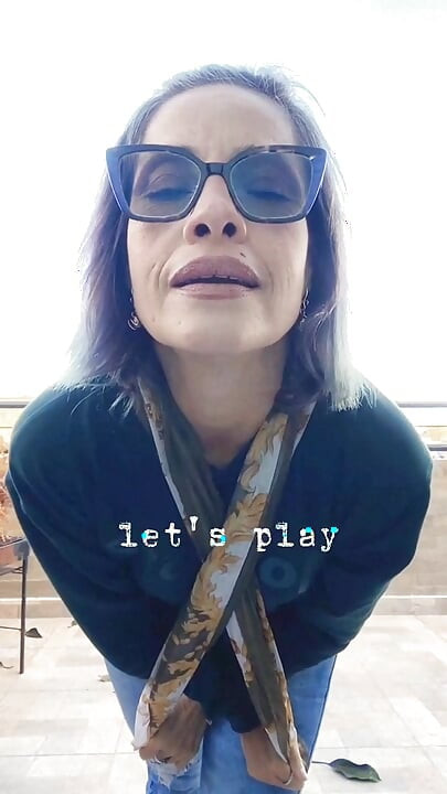 Σέξι Milf Stepmon διασκεδάζει στο μπαλκόνι