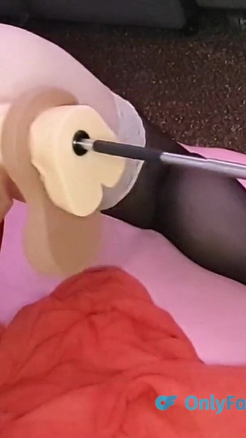 Moment palpitant de la "Vibrator mare alb și Remove-O-Balls mă fac să ejaculez pe mașina de futut"