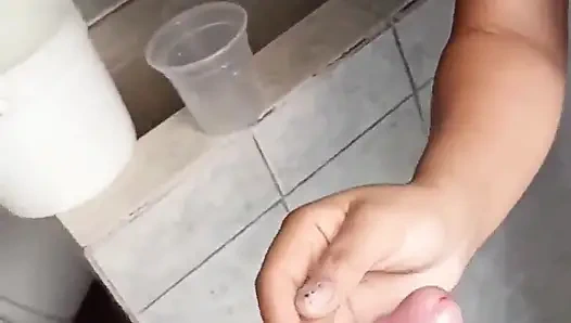 Tetanggaku di teras kamar mandi dengan pantat aduhai cewek hot rambut cokelat ini adalah tempat tinggalnya di kanada i