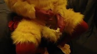 Latex-Huhn kommt in seine Kapuze