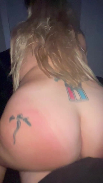 Reife MILF liebt es, den perfekten schwanz des jungen zu reiten?  Was denkst du?