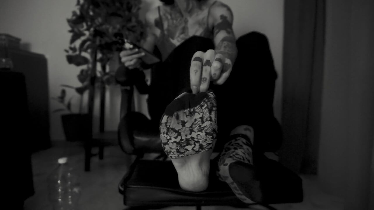 hey loser watch my dirty feet YOUR ITALIAN GODDESS