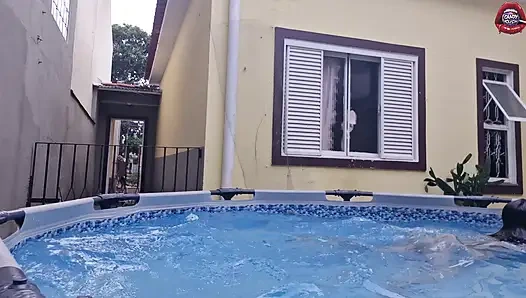 Sürtük Komşun Havuzda Kendini Gösteriyor