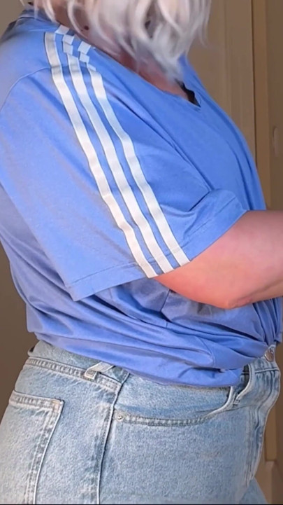 Badeværelse Låst - Denimshorts våd uden for døren