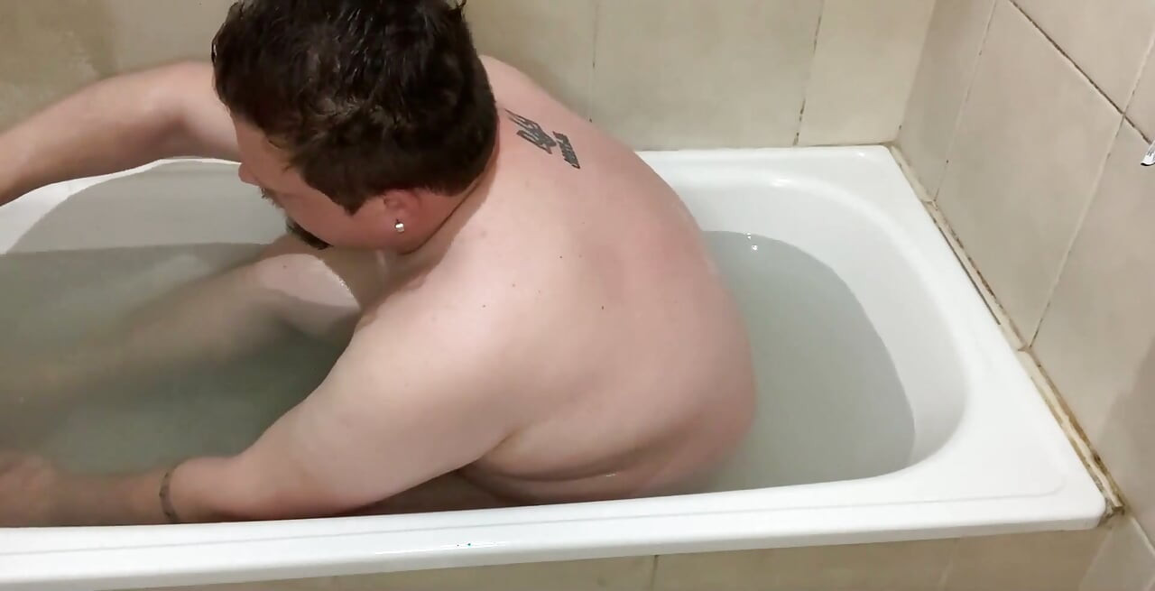 Banyo yapıyor ve yarağımla oynuyorum, dölümü karnımın her yerine açiyorum