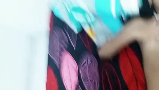 Ich gehe in das zimmer meiner stiefschwester und finde sie nackt und warte darauf, dass ich sex mit ihr habe - selbstgedrehter sex - porno auf spanisch