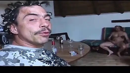 Zenci hatun büyük zenci yarağını gırtlağına kadar alıyor ve dölle damlıyor