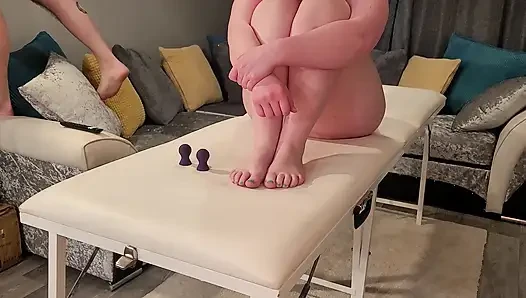 Ruang pijat. Memek sempit cewek hot ini dientot habis-habisan sama tukang pijat