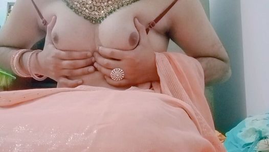 印度同性恋变装者 gaurisissy 按压她的大胸部，手淫她穿着红色纱丽服的干净无毛大屁股