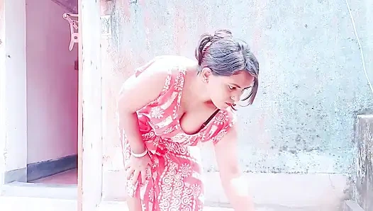 Pati ke bahar jane ke baad Bhabhi ne naya brah lene ke bahane ghar me bula kar kiya sex