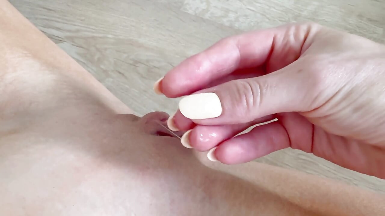 Een eenzame blondine verveelt zich vandaag