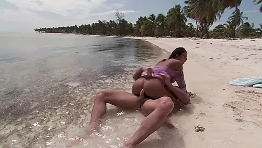 Island Fever - nyepong dan ngentot memek di luar ruangan