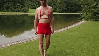 Rode bikini en korte broek