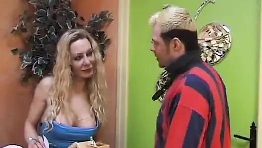 Fransa'dan amatör hatun anal deliğini siktiriyor