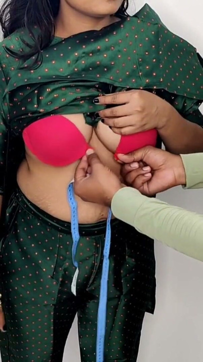 Komal apne trailer ke pass dress silvane gayi thi aur vahi chud gayi | Clip 1