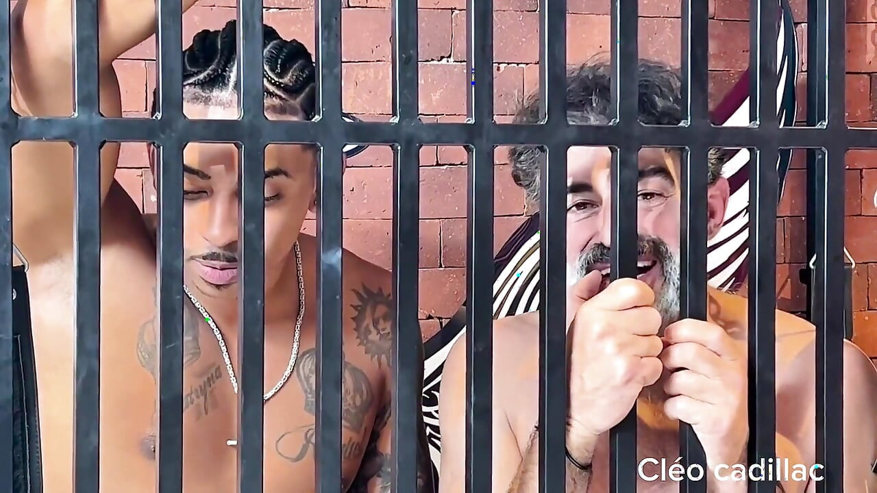 Rita Cadillac et Cléo Cadillac ont des relations sexuelles en prison et continuent de se donner le cul à ce salaud