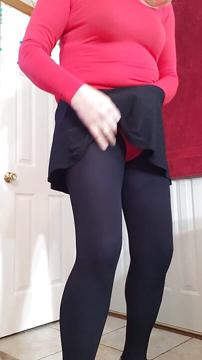 Eşcinsel travesti yeni kıyafetle azdırıyor.