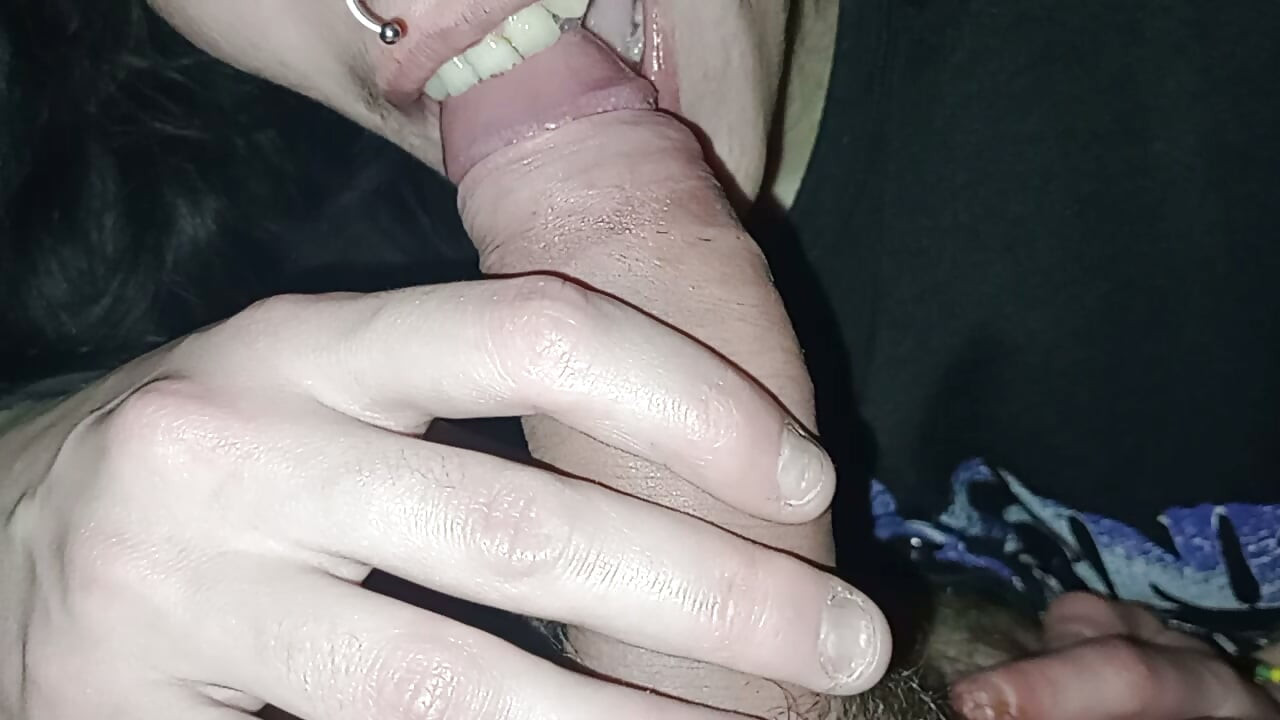 Amatör Kız Arkadaş Bana Salyalı Bir Oral Yapıyor, Derin Boğaz ve Öğürme ile