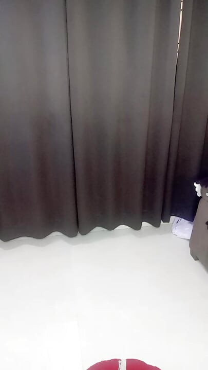 Dubur banci India berkongkek dengan dildo panjang