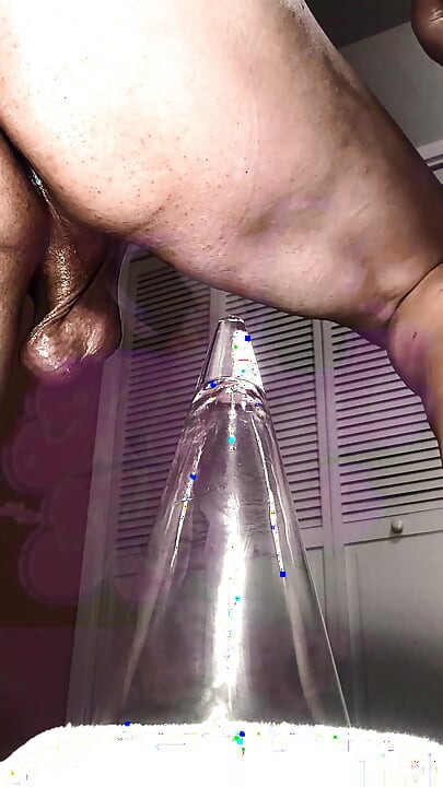 Kandi สาวร่านน้องสาวยืดตูดด้วยดิลโด้แก้วยักษ์