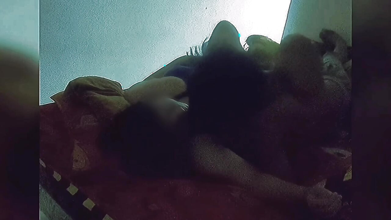 아내의 젖꼭지를 계속 핥고 빨아, 아기. 혀는 삼키기 어렵다.