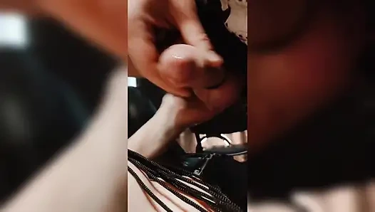Ngentot pantat suaminya pakai siku sampai dia crot banyak banget! Fisting memek dalam banget