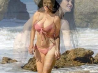 Claudia Alende - bikini en una playa en los angeles