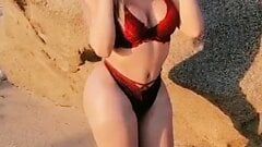 Transexual de vacaciones en la playa nudista teniendo sexo en público
