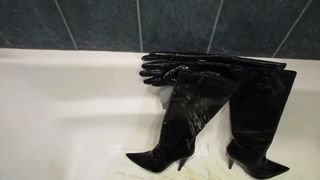 Plas op lakleren laarzen en handschoenen!