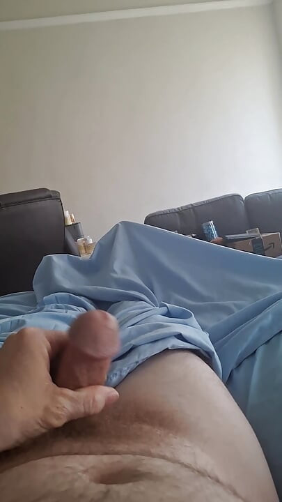 FAN EXTRA: Morning wank in bed, some close-ups, cumshot