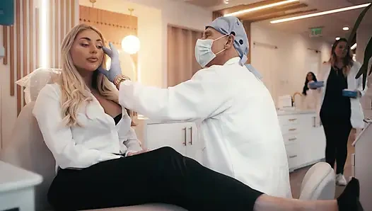 DIGITALPLAYGROUND - Alyssia Kent и Brooklyn Blue утешают главного хирурга, показывая ему, как выглядит лесбийский секс