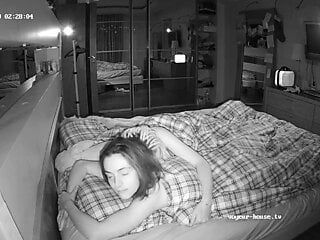 Nina e Kira na cama