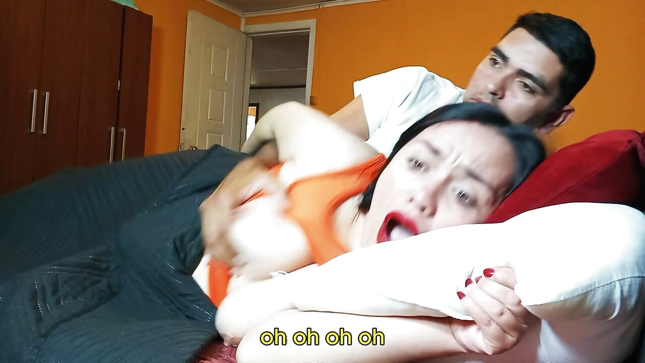 새엄마를 박았는데, 새엄마는 나를 남편으로 착각했지만, 내 자지가 더 크다는 걸 깨달았다.