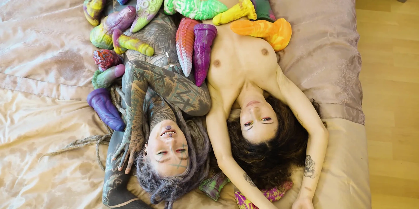 女同性恋者用疯狂的玩具玩极端，穿着彩色渔网张开和呻吟