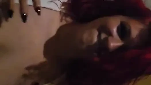 Tombul orta yaşlı seksi kadın şişman bir yarağı emiyor ve her yerine salya akıtıyor