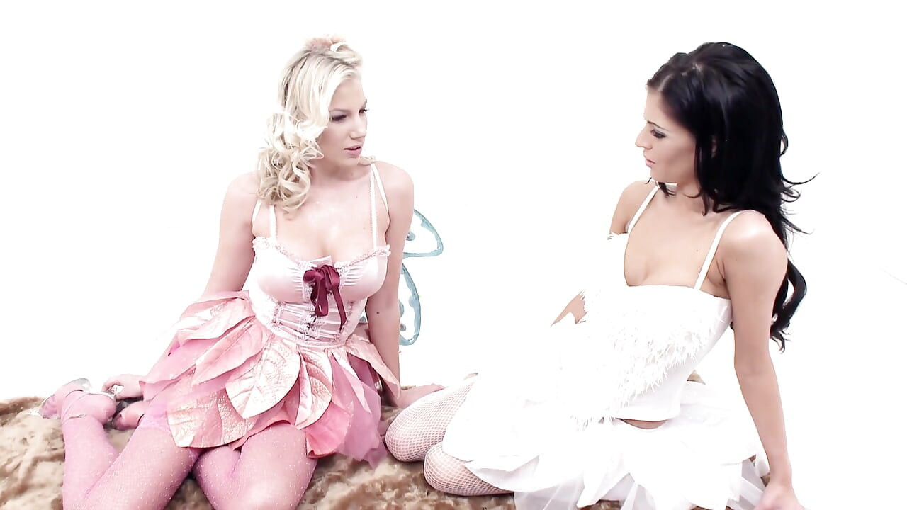 हॉट चोदने लायक मम्मी के साथ लेस्बियन तीन लोगों वाली चुदाई सेक्सी कॉस्प्ले में परियों के रूप में