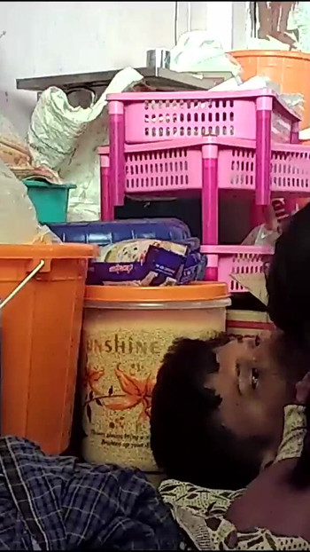 "भारतीय पत्नी और पति रोमांटिक चुंबन" से शानदार पल