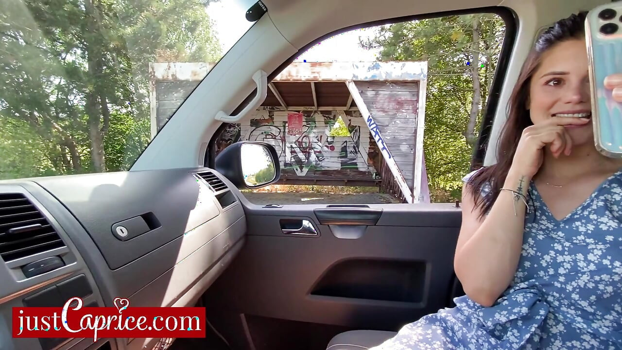 Girthy estranho usa camisinha para me foder depois de me pegar pegando carona - Little Caprice POV