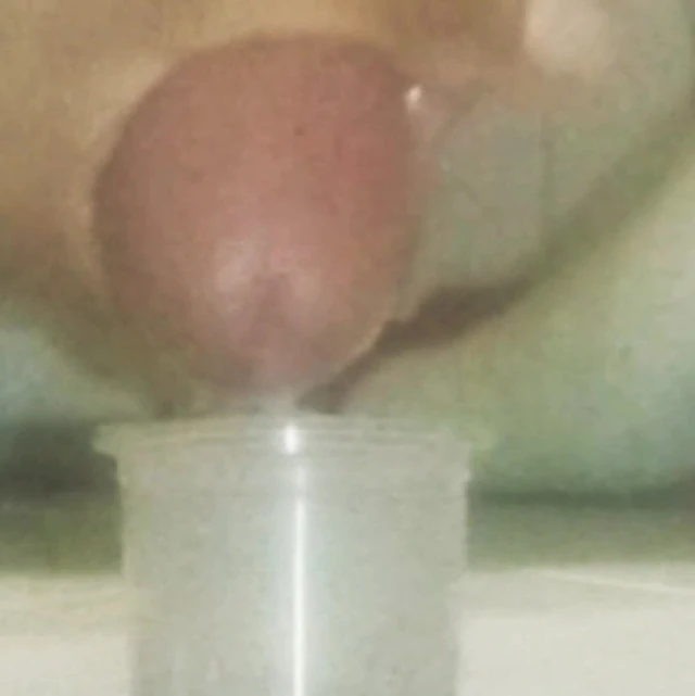 In den Becher gespritzt