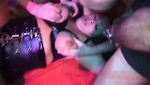 Cewek seksi rambut cokelat ini dientot habis-habisan sampai lubangnya menganga lebar di pesta seks liar